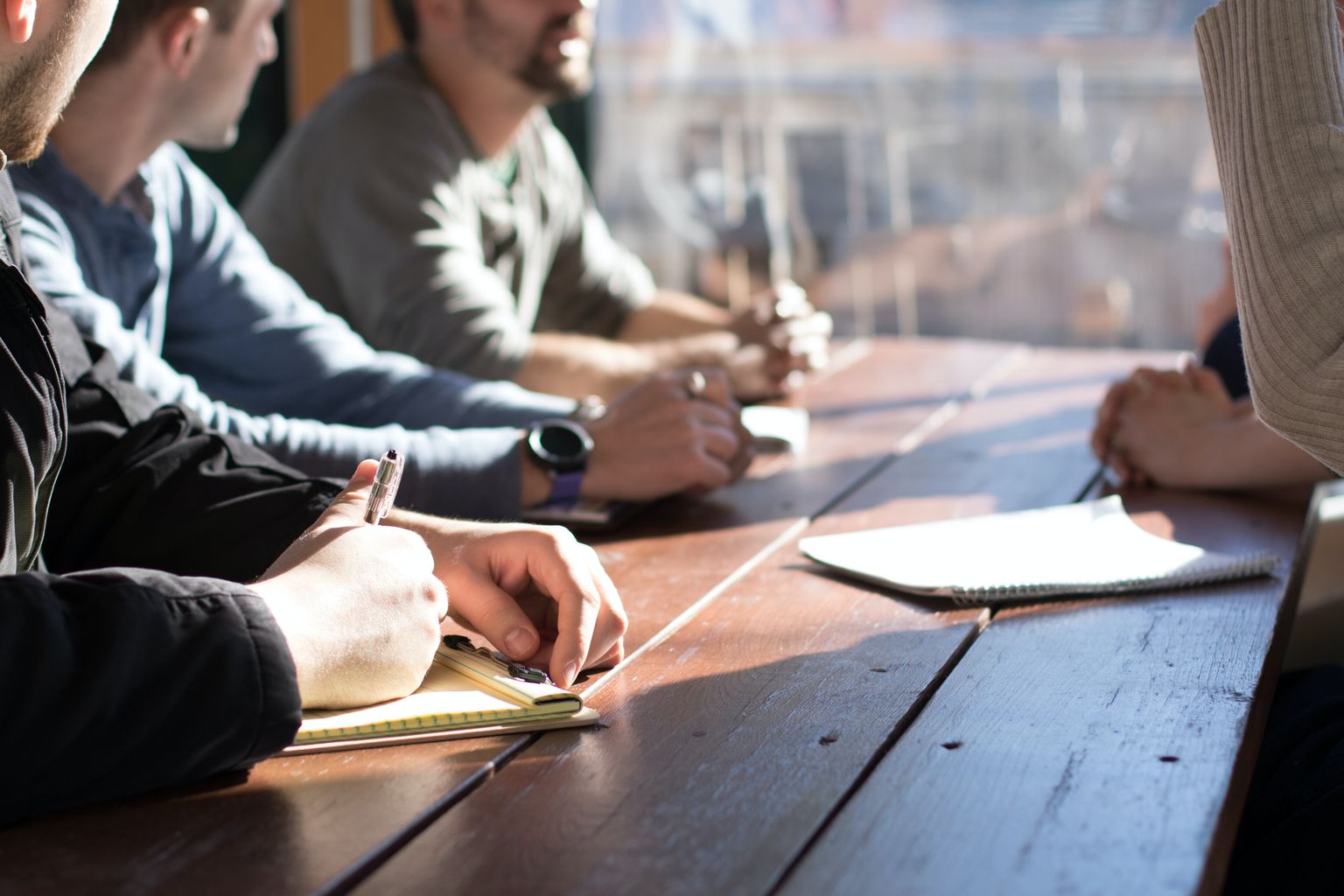 Gruppe von Menschen an einem Meeting Tisch